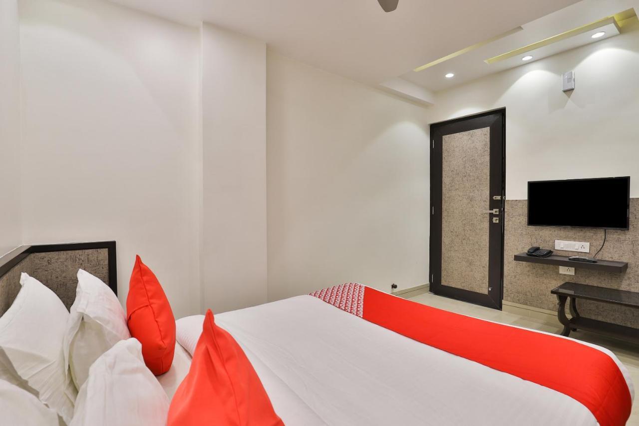 אחמדאבאד Oyo 23289 Hotel Anmol Palace מראה חיצוני תמונה
